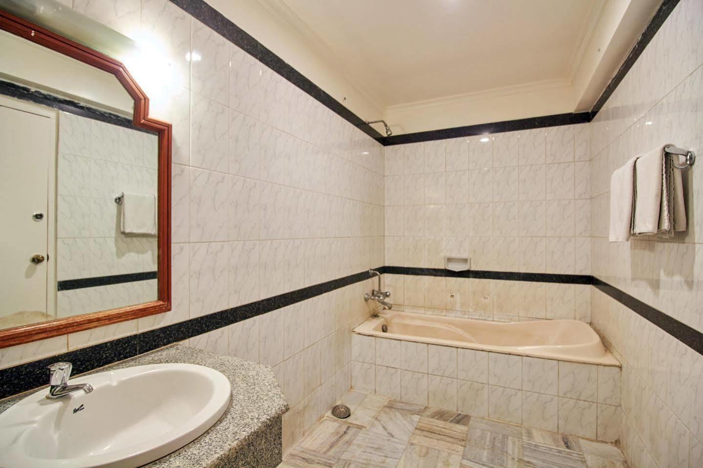 Hotel Chalukya Bangalore Bagian luar foto