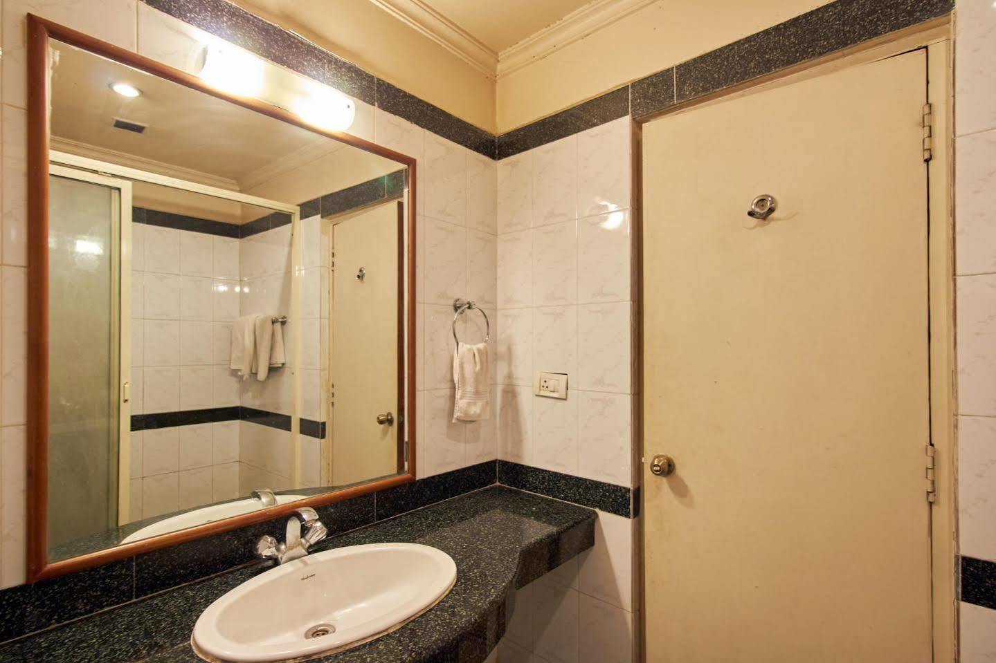 Hotel Chalukya Bangalore Bagian luar foto